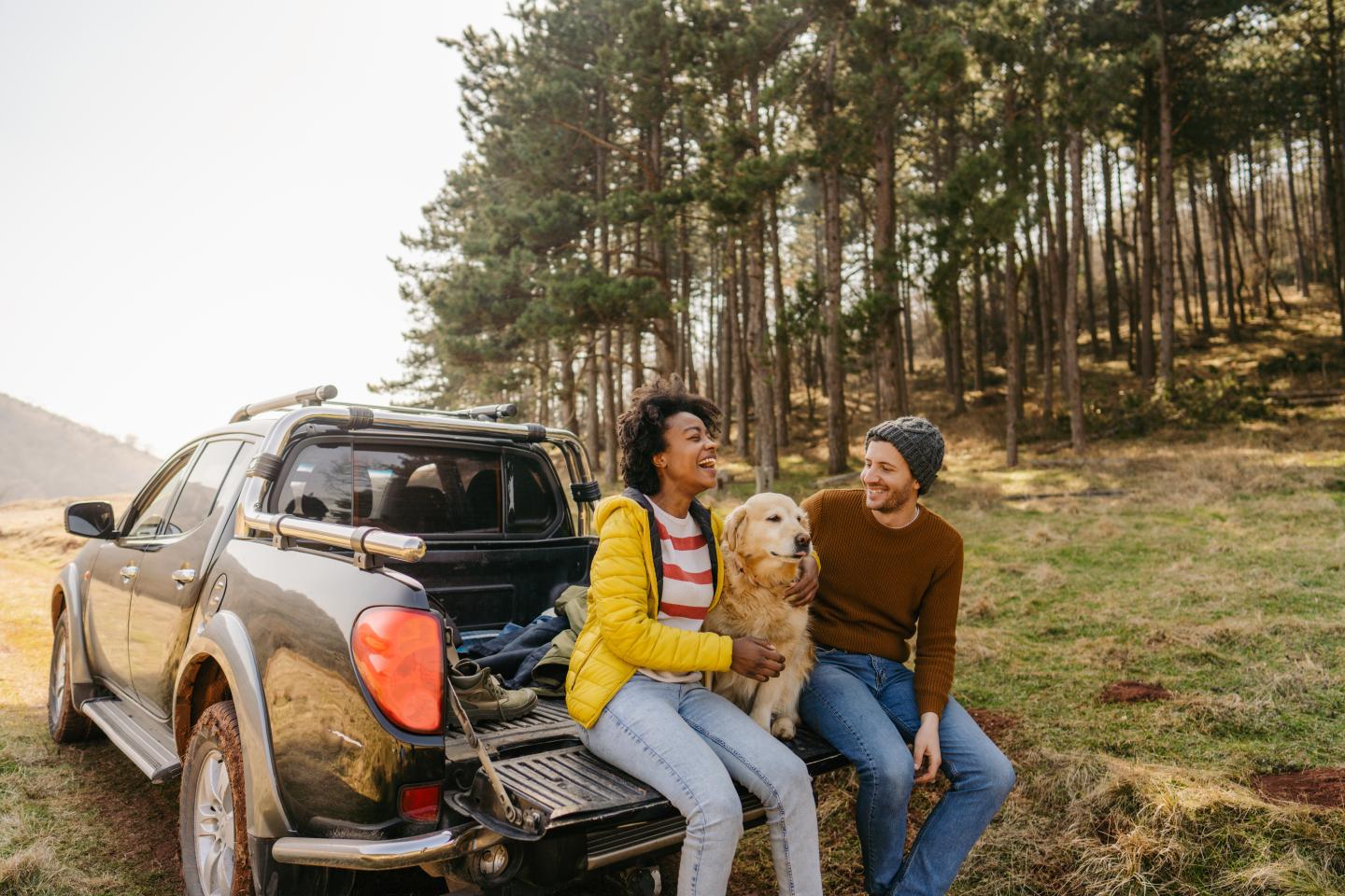 couple-with-golden-retriever-in-car